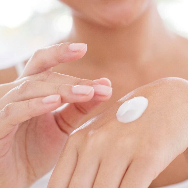 Beneficiile pe care ti le ofera crema cu uree. Ce este ureea si la ce te ajuta?