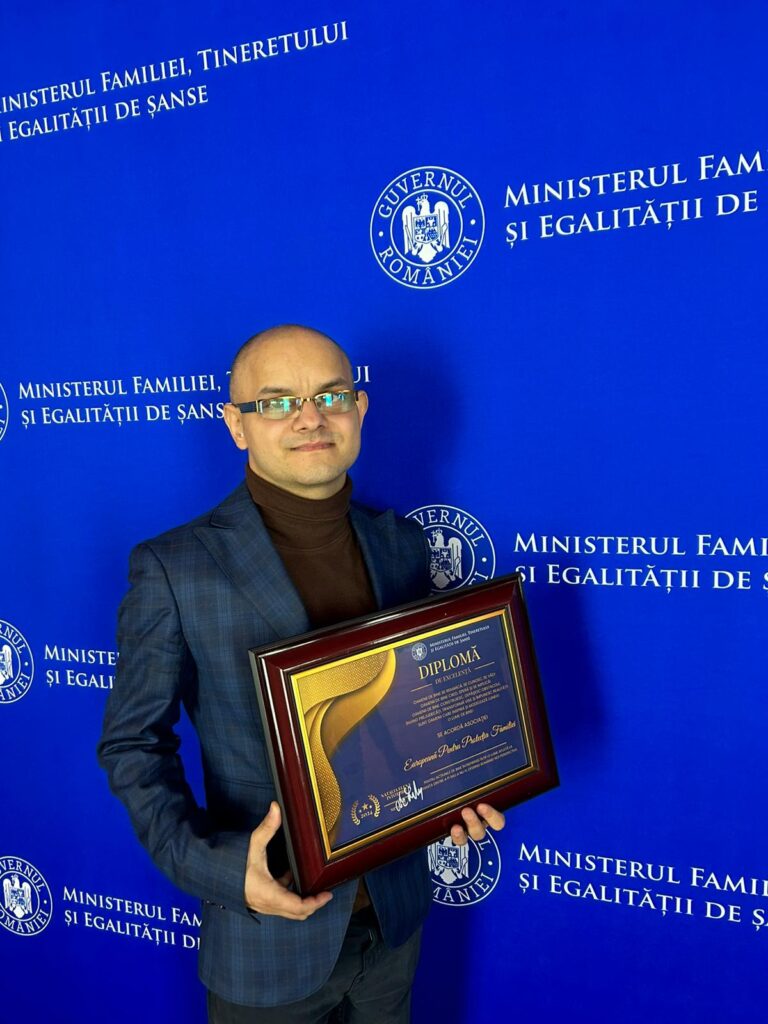 Mihai Căldăraru,  premiat de Ministrul Familiei Natalia Intotero,  la Gala Națională a Binelui!