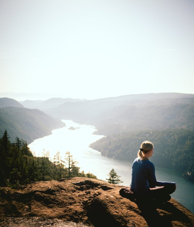 Ghidul complet pentru reducerea stresului cu meditație în natură