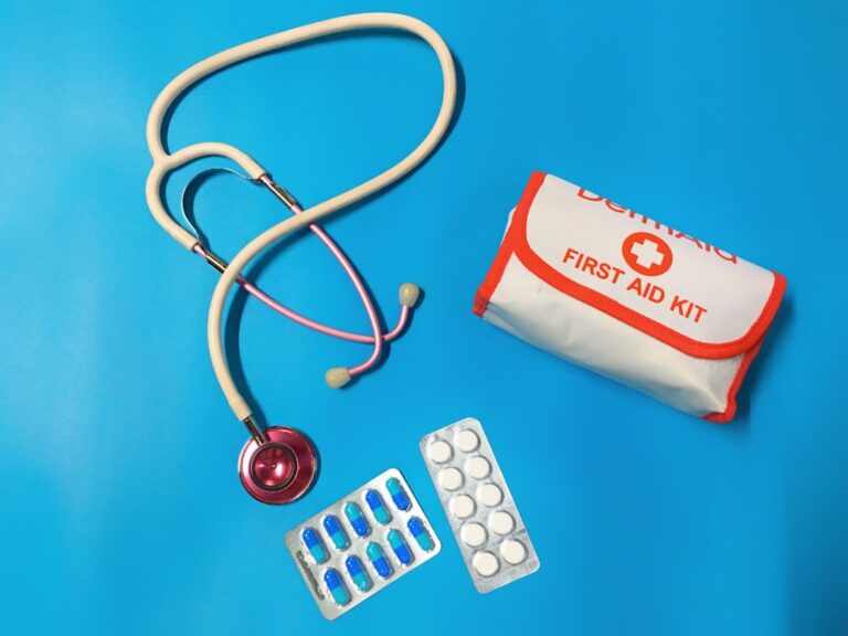 Cum să recunoști o urgență medicală și primii pași de prim ajutor